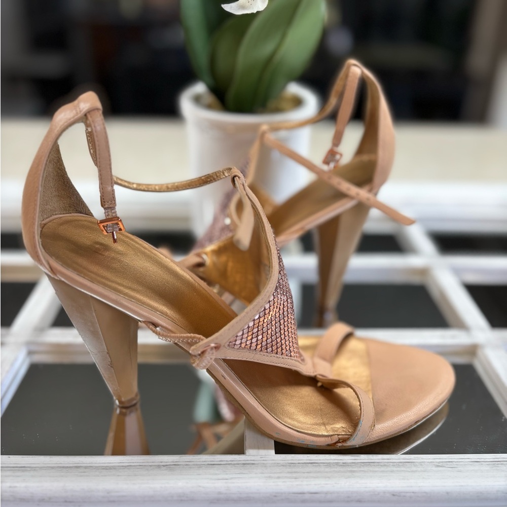 Nine West Tan Heels Elegant Design. Some signs of wear. - Picture 6 of 9